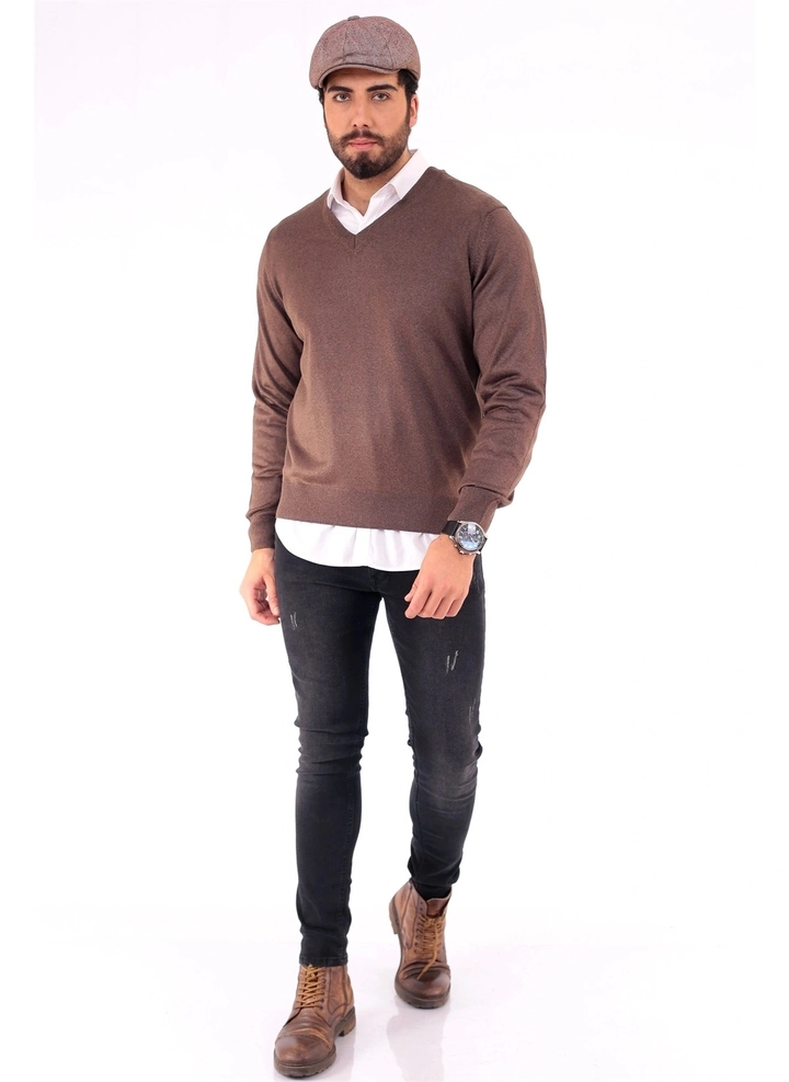 Ein Bekleidungsmodell aus dem Großhandel trägt 37231 - Men V Neck Sweater, türkischer Großhandel Pullover von Mode Roy