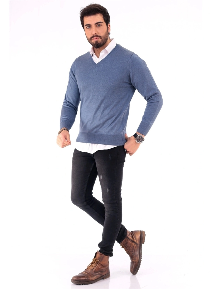 Ένα μοντέλο χονδρικής πώλησης ρούχων φοράει 37232 - Men V Neck Sweater, τούρκικο Πουλόβερ χονδρικής πώλησης από Mode Roy