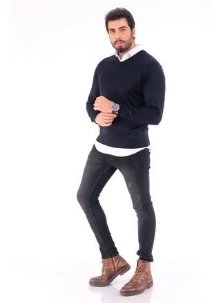 A model wears 37233 - Men V Neck Sweater, wholesale undefined of Mode Roy to display at Lonca