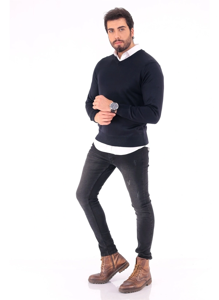 Una modella di abbigliamento all'ingrosso indossa 37233 - Men V Neck Sweater, vendita all'ingrosso turca di Maglione di Mode Roy