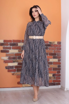 Bir model, Mode Roy toptan giyim markasının 40190 - Belted Collar Detailed Lined Chiffon Dress toptan Elbise ürününü sergiliyor.