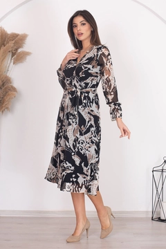 Ένα μοντέλο χονδρικής πώλησης ρούχων φοράει 40839 - Tie Detail Double Breasted Collar Patterned Chiffon Dress, τούρκικο Φόρεμα χονδρικής πώλησης από Mode Roy