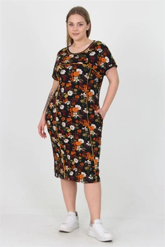 Ein Bekleidungsmodell aus dem Großhandel trägt MRO10052 - Black Viscose Floral Patterned Plus Size Summer Dress, türkischer Großhandel Kleid von Mode Roy
