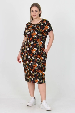 Bir model, Mode Roy toptan giyim markasının MRO10052 - Black Viscose Floral Patterned Plus Size Summer Dress toptan Elbise ürününü sergiliyor.