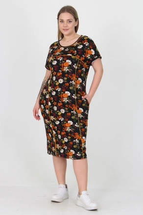 A model wears MRO10052 - Black Viscose Floral Patterned Plus Size Summer Dress, wholesale Dress of Mode Roy to display at Lonca