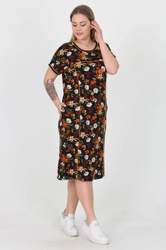 Ένα μοντέλο χονδρικής πώλησης ρούχων φοράει MRO10052 - Black Viscose Floral Patterned Plus Size Summer Dress, τούρκικο Φόρεμα χονδρικής πώλησης από Mode Roy