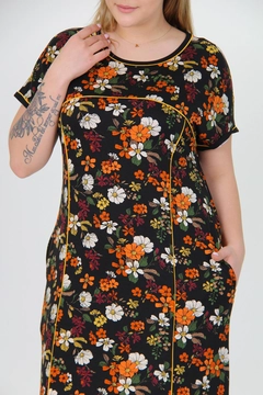 Een kledingmodel uit de groothandel draagt MRO10052 - Black Viscose Floral Patterned Plus Size Summer Dress, Turkse groothandel Jurk van Mode Roy