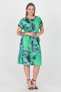 Ένα μοντέλο χονδρικής πώλησης ρούχων φοράει MRO10024 - Green Pocketed Plus Size Viscose Dress, τούρκικο Φόρεμα χονδρικής πώλησης από Mode Roy