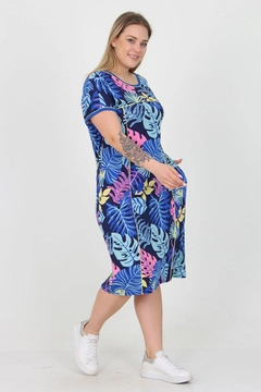Bir model, Mode Roy toptan giyim markasının MRO10030 - Blue Floral Patterned Plus Size Viscose Dress toptan Elbise ürününü sergiliyor.