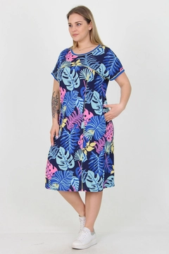 Een kledingmodel uit de groothandel draagt MRO10030 - Blue Floral Patterned Plus Size Viscose Dress, Turkse groothandel Jurk van Mode Roy