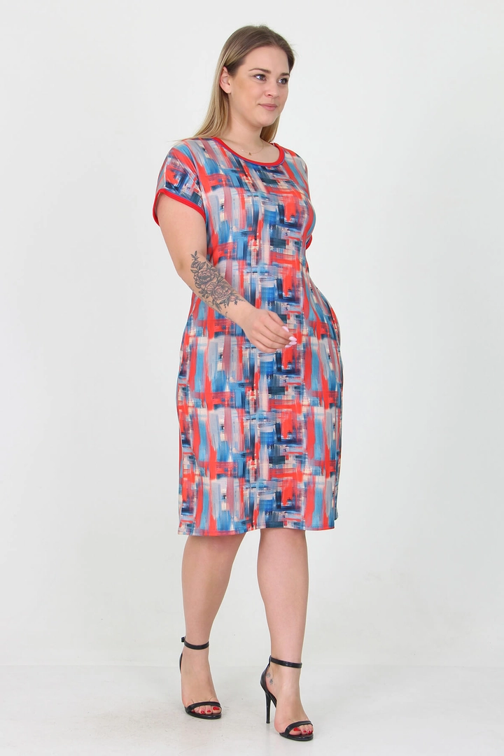 A wholesale clothing model wears MRO10031 - Red Patterned Plus Size Viscose Dress, Turkish wholesale Dress of Mode Roy