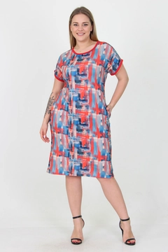 Ένα μοντέλο χονδρικής πώλησης ρούχων φοράει MRO10031 - Red Patterned Plus Size Viscose Dress, τούρκικο Φόρεμα χονδρικής πώλησης από Mode Roy