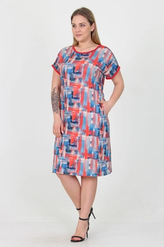 Een kledingmodel uit de groothandel draagt MRO10031 - Red Patterned Plus Size Viscose Dress, Turkse groothandel Jurk van Mode Roy