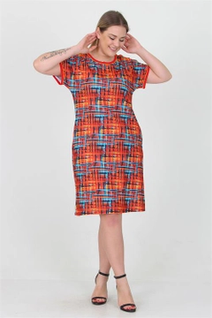 Una modelo de ropa al por mayor lleva MRO10033 - Viscose Patterned Plus Size Summer Dress, Vestido turco al por mayor de Mode Roy