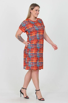 Bir model, Mode Roy toptan giyim markasının MRO10033 - Viscose Patterned Plus Size Summer Dress toptan Elbise ürününü sergiliyor.