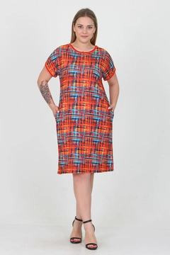 Una modella di abbigliamento all'ingrosso indossa MRO10033 - Viscose Patterned Plus Size Summer Dress, vendita all'ingrosso turca di Vestito di Mode Roy