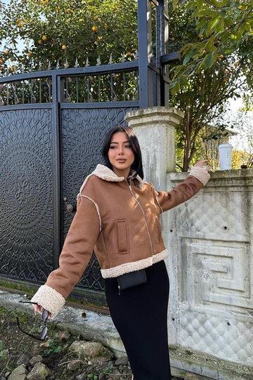 A wholesale clothing model wears  Suede Fur Coat - Camel
, Turkish wholesale Jacket of Mode Roy