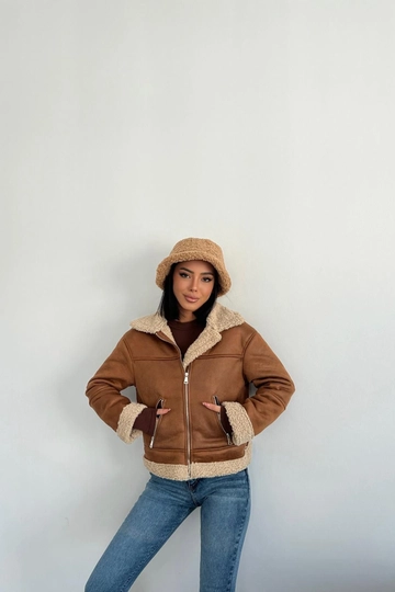 A wholesale clothing model wears  Zippered Fur Inside Suede Coat - Camel
, Turkish wholesale Coat of Mode Roy