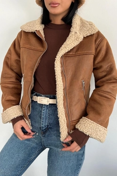 Ein Bekleidungsmodell aus dem Großhandel trägt mro10678-zippered-fur-inside-suede-coat-camel, türkischer Großhandel Mantel von Mode Roy