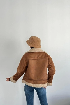Ένα μοντέλο χονδρικής πώλησης ρούχων φοράει mro10678-zippered-fur-inside-suede-coat-camel, τούρκικο Σακάκι χονδρικής πώλησης από Mode Roy