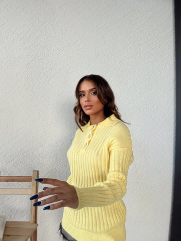 Hurtowa modelka nosi  Sweter zapinany na guziki z dekoltem w kształcie litery V - żółty
, turecka hurtownia Sweter firmy My Fashion