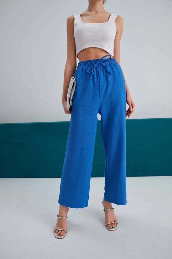 Bir model, My Fashion toptan giyim markasının myf10194-linen-drawstring-trousers-saks toptan Pantolon ürününü sergiliyor.