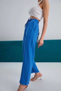 Bir model, My Fashion toptan giyim markasının myf10194-linen-drawstring-trousers-saks toptan Pantolon ürününü sergiliyor.