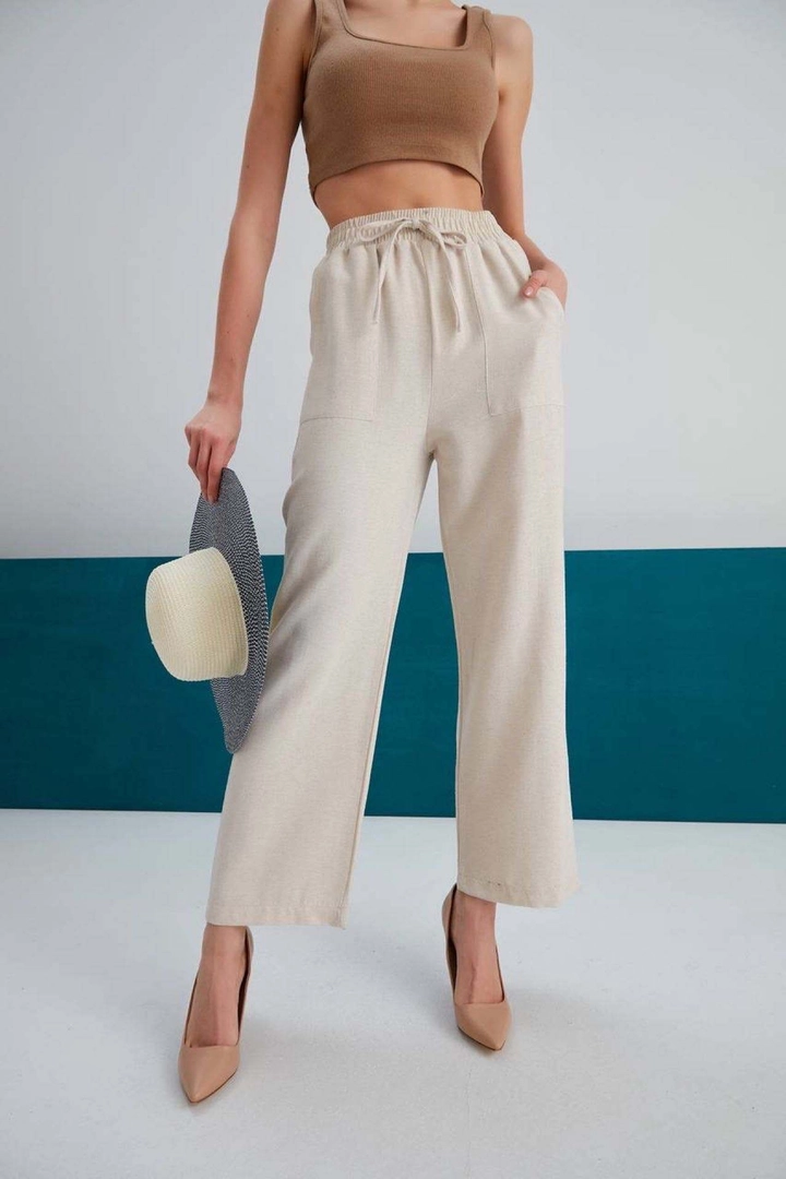 Una modella di abbigliamento all'ingrosso indossa myf10220-linen-drawstring-trousers-beige, vendita all'ingrosso turca di Pantaloni di My Fashion
