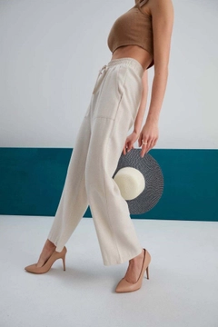 Bir model, My Fashion toptan giyim markasının myf10220-linen-drawstring-trousers-beige toptan Pantolon ürününü sergiliyor.
