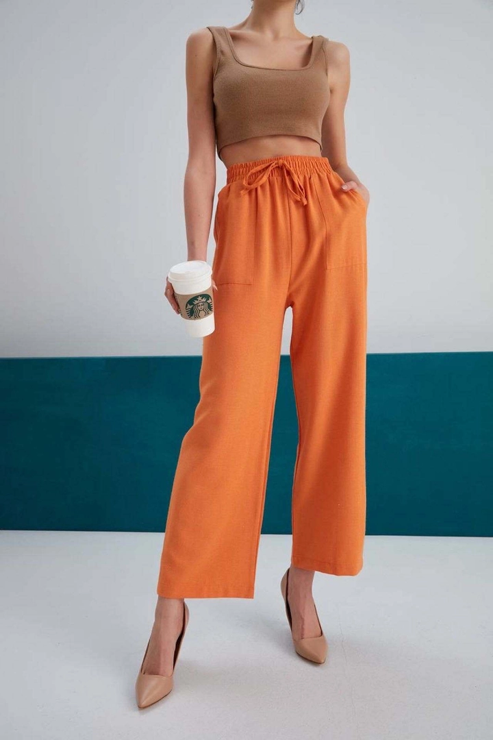 Ένα μοντέλο χονδρικής πώλησης ρούχων φοράει myf10222-linen-drawstring-trousers-orange, τούρκικο Παντελόνι χονδρικής πώλησης από My Fashion