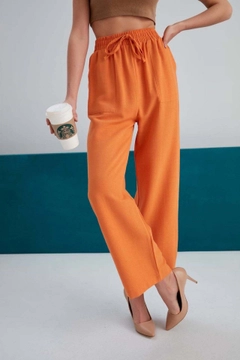 Una modella di abbigliamento all'ingrosso indossa myf10222-linen-drawstring-trousers-orange, vendita all'ingrosso turca di Pantaloni di My Fashion