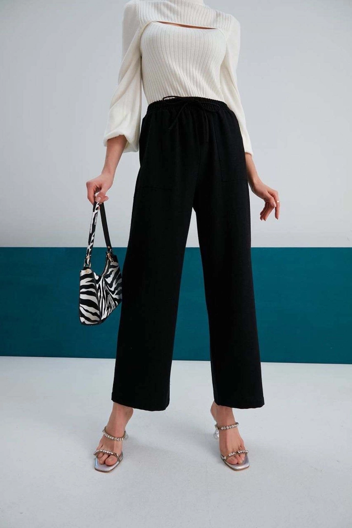 Ένα μοντέλο χονδρικής πώλησης ρούχων φοράει myf10270-linen-drawstring-trousers-black, τούρκικο Παντελόνι χονδρικής πώλησης από My Fashion