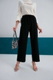 Bir model,  toptan giyim markasının myf10270-linen-drawstring-trousers-black toptan  ürününü sergiliyor.