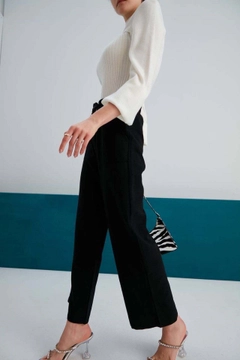 Bir model, My Fashion toptan giyim markasının myf10270-linen-drawstring-trousers-black toptan Pantolon ürününü sergiliyor.