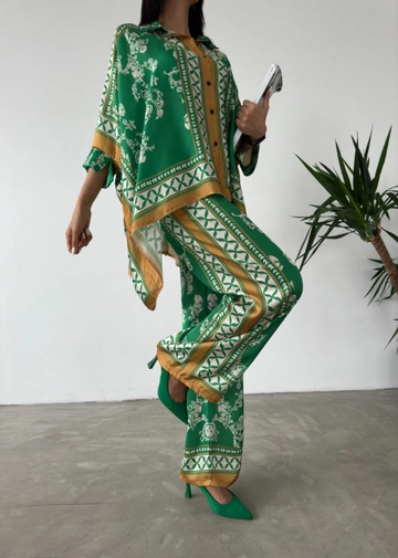 Hurtowa modelka nosi  Satynowy Garnitur Avenue – Zielony
, turecka hurtownia Garnitur firmy MyBee