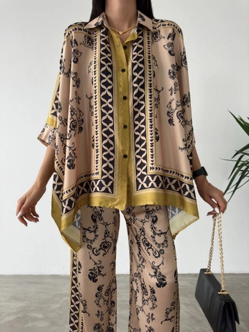 Una modella di abbigliamento all'ingrosso indossa  Abito In Raso Avenue - Beige
, vendita all'ingrosso turca di Abito di MyBee