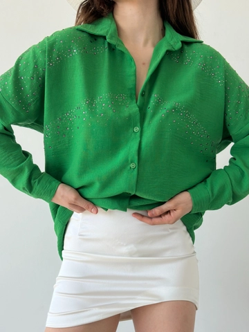 Bir model, MyBee toptan giyim markasının  Gömlek Serpme - Yeşil
 toptan Gömlek ürününü sergiliyor.