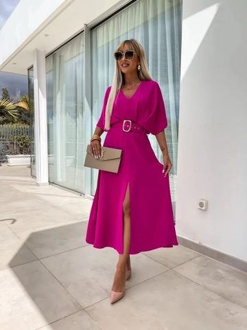 Bir model, MyBee toptan giyim markasının  Cosmopolitan Kemerli Elbise - Fuşya
 toptan Elbise ürününü sergiliyor.
