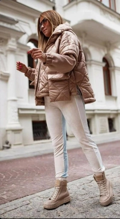 Bir model, MyBee toptan giyim markasının 39328 - Coat - Beige toptan Ceket ürününü sergiliyor.