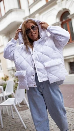Bir model, MyBee toptan giyim markasının 39329 - Coat - White toptan Kaban ürününü sergiliyor.