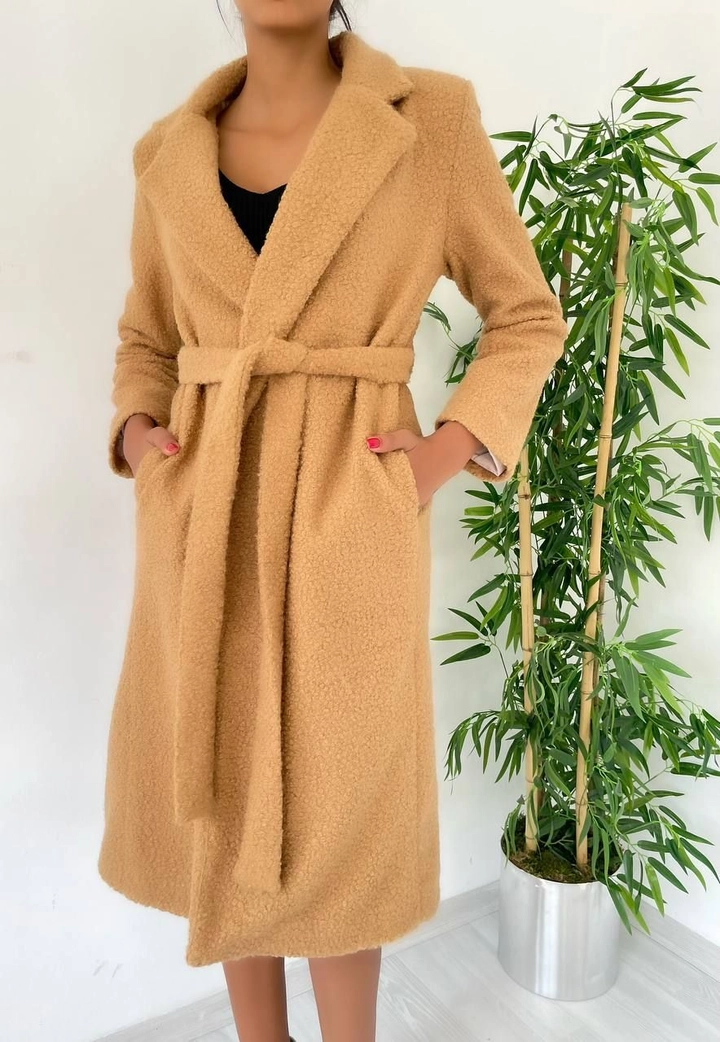 Ein Bekleidungsmodell aus dem Großhandel trägt 39337 - Coat - Camel, türkischer Großhandel Mantel von MyBee