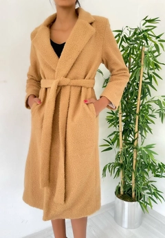 Een kledingmodel uit de groothandel draagt 39337 - Coat - Camel, Turkse groothandel Jas van MyBee
