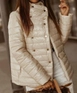 Una modella di abbigliamento all'ingrosso indossa 39339-coat-beige, vendita all'ingrosso turca di  di 
