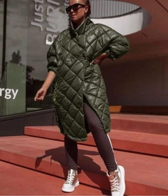 Bir model, MyBee toptan giyim markasının 39332 - Coat - Khaki toptan Kaban ürününü sergiliyor.
