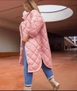 Bir model,  toptan giyim markasının 39333-coat-powder-pink toptan  ürününü sergiliyor.