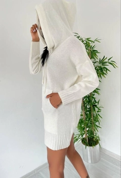 A wholesale clothing model wears 39343 - Sweater - Ecru, Turkish wholesale Hoodie of MyBee