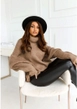 Una modella di abbigliamento all'ingrosso indossa 39386-sweater-camel, vendita all'ingrosso turca di  di 