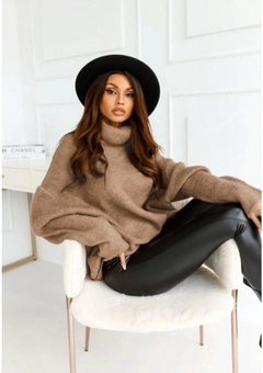 Bir model, MyBee toptan giyim markasının 39386 - Sweater - Camel toptan Kazak ürününü sergiliyor.