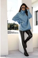 Bir model,  toptan giyim markasının 39388-sweater-blue toptan  ürününü sergiliyor.