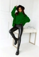 Bir model,  toptan giyim markasının 39391-sweater-green toptan  ürününü sergiliyor.